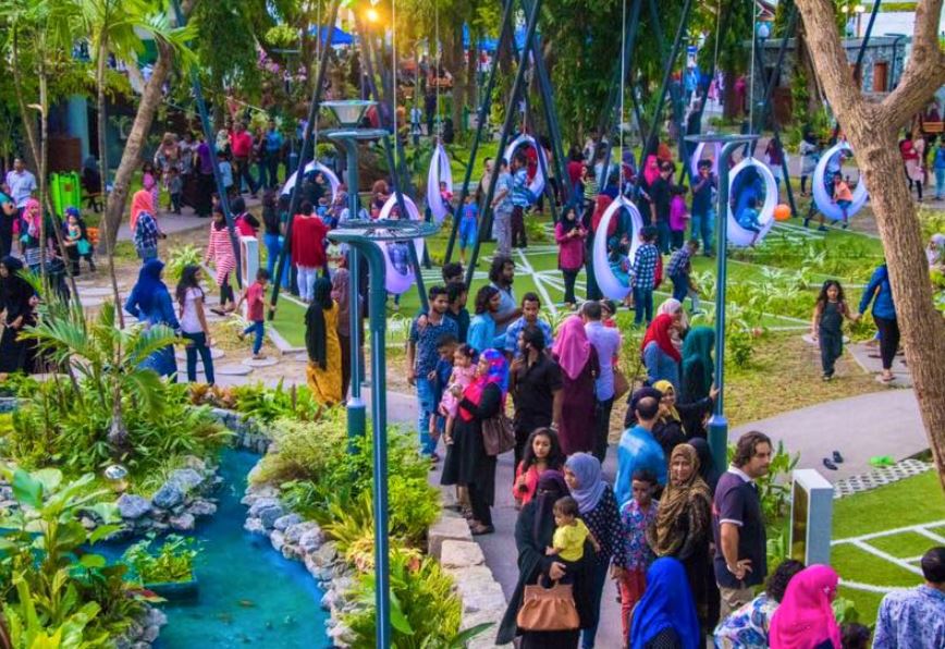 ޕާކުތަކަށް ވަންނަ ބިދޭސީންގެ އަތުން ފީއެއް ނަގަނީ