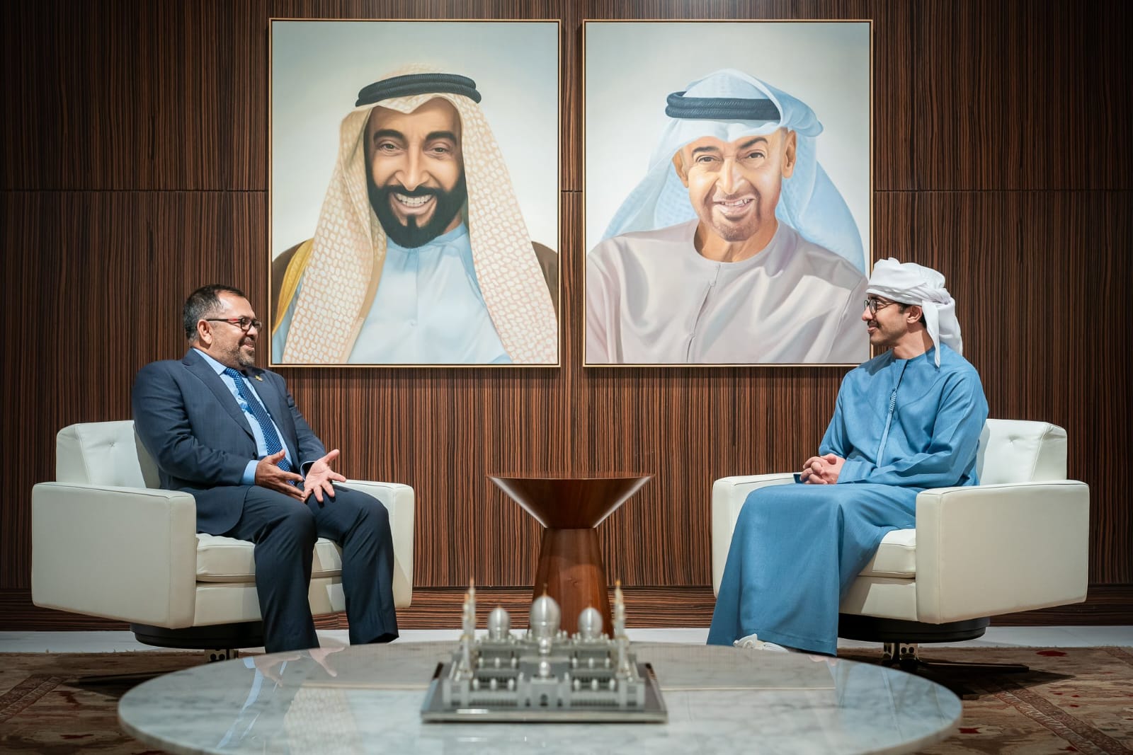 ދިވެހިރާއްޖެއާއި ޔޫއޭއީއާއި ދެމެދު އޮތް ގާތް ގުޅުން އިތުރަށް ބަދަހިކުރުމާމެދު މަޝްވަރާކޮށްފި