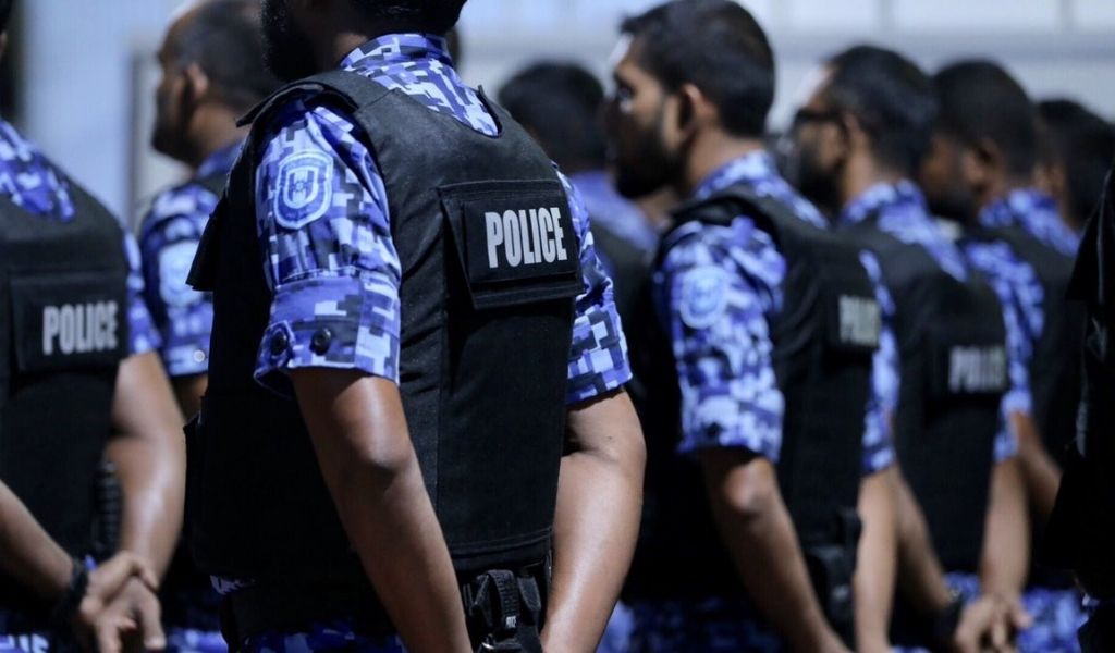 ބައްޕައަކު ދަރިފުޅުގައިގައި އަލިފާން ޖެއްސި މައްސަލައެއް ބަލަނީ