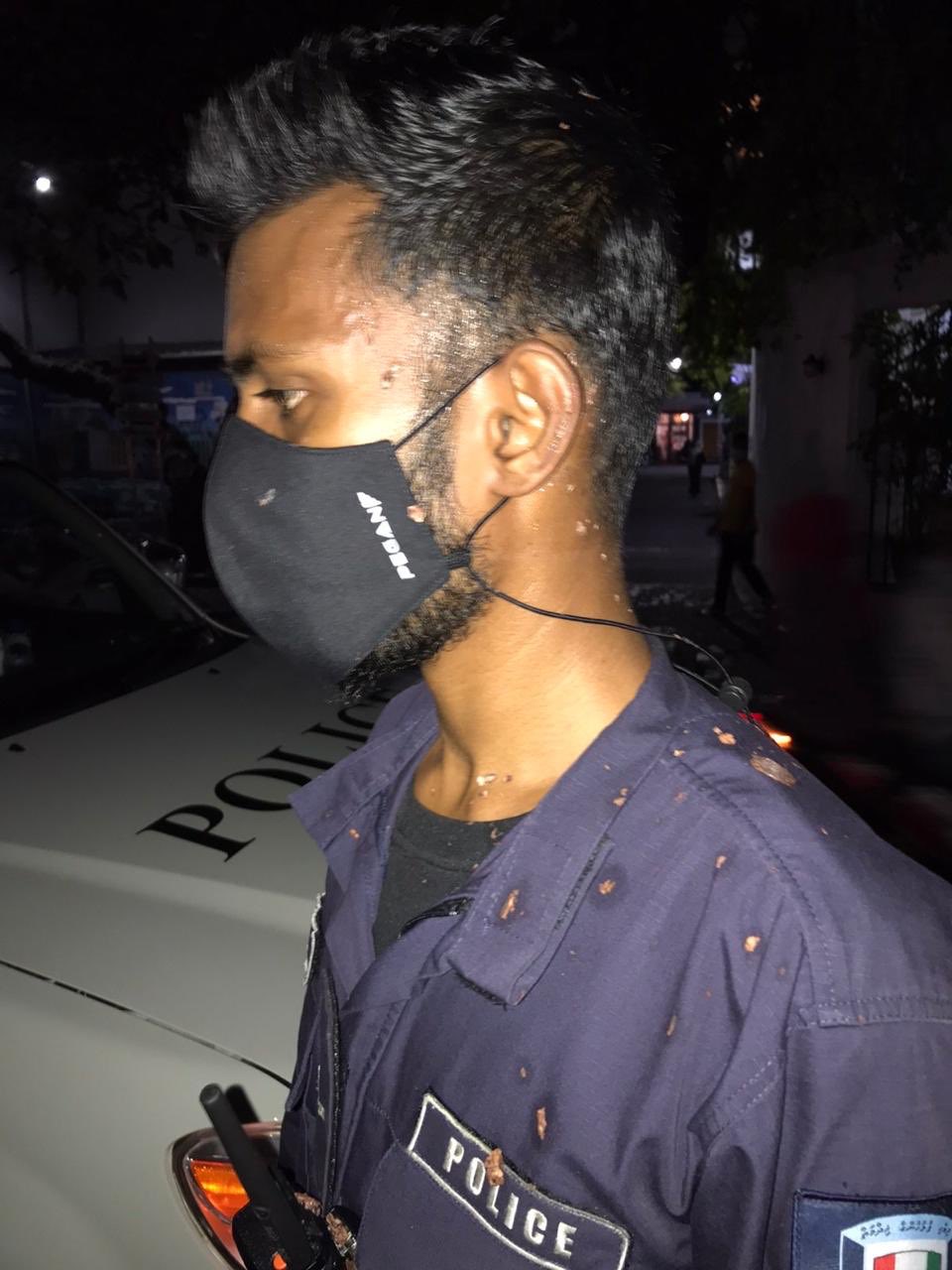 މުޒާހަރާގެ ތެރެއިން ދެ ފުލުހެއްގެ ގަޔަށް ހައްޕުނޑު ޖެހި މައްސަލަ ބަލަނީ