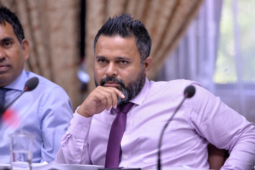 ކައުންސިލްތަކަށް ސަރުކާރާއި ސިވިލްސަރވިސް ކޮމިޝަނުން ދަތިކުރާކަމަށް ބުނެ މަޖިލީހަށް ގަރާރެއް