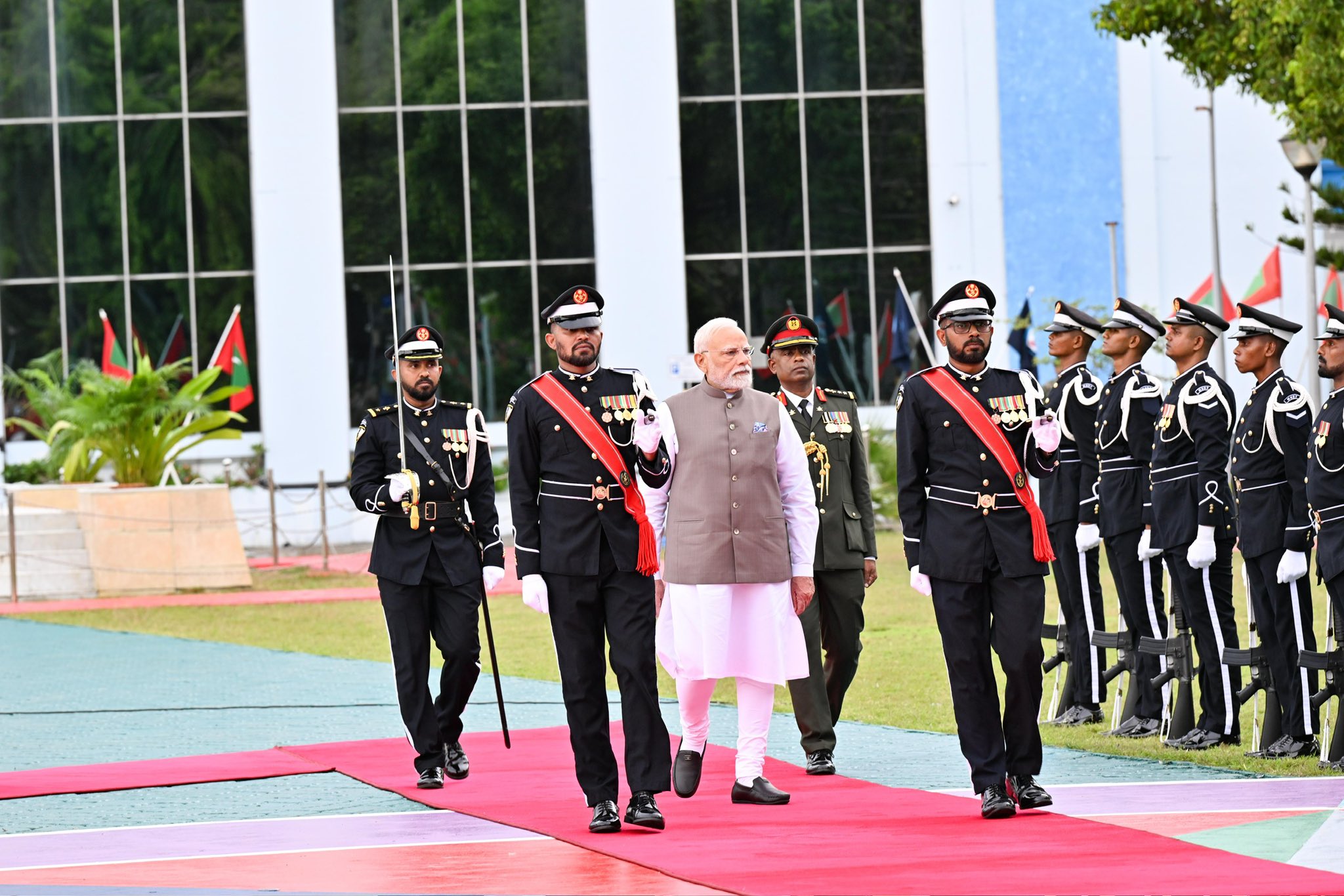 މޯދީއަށް ރަސްމީ ޢިއްޒަތުގައި ހޫނު މަރުހަބާ އެއް ދަންނަވައިފި