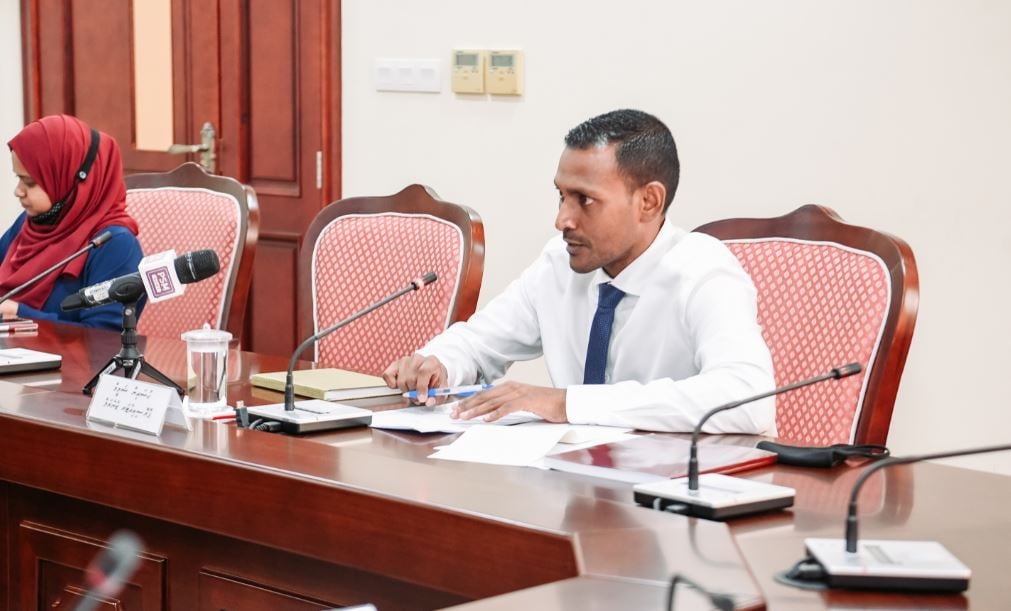 ޕީޖީ ވިދާޅުވަނީ އަދުލްއިންޞާފް ޤާއިމުކުރެވެނީ ހެދިފައިވާ ޤާނޫނުންކަމަށް؛ ޤާނޫނު ހަދާމީހުން އެވަރުނުދަންނަނީ ކީއްވެބާ!
