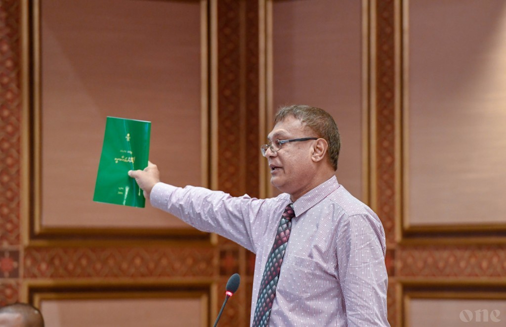 ސިޔާސީ މަގާމުތަކުގެ މުސާރަ ކުޑަކުރާކަށް ނުޖެހޭ؛ އެއީވެސް ރައްޔިތުން: ޝަރީފް