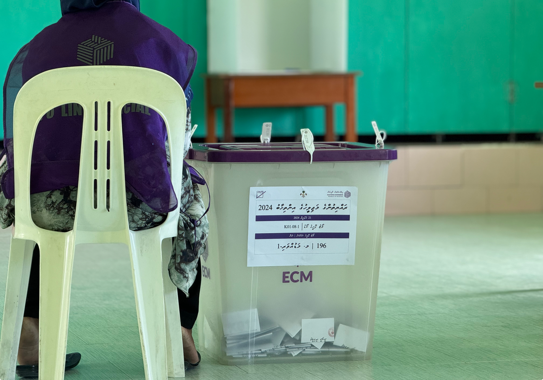 ވޯޓުލާން ހުރަސް އެޅި ދެމީހަކާއި ވޯޓު ކަރުދާސް ދެއްކި މީހަކު ހައްޔަރުކޮށްފި