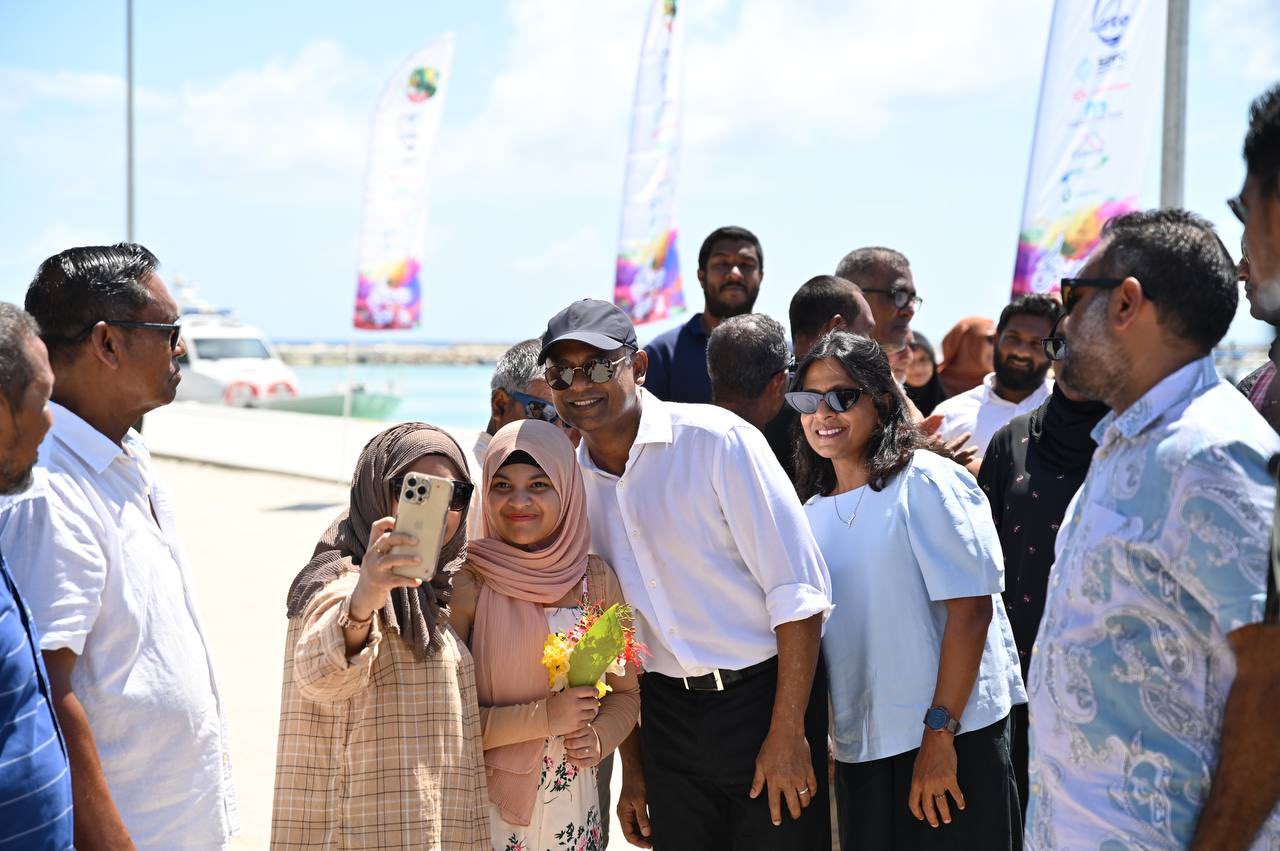 ޢީދުގެ ޙަރަކާތްތައް ބައްލަވާލެއްވުމަށް ރައީސްގެ ދެކަނބަލުން ތޮއްޑޫއަށް ވަޑައިގެންފި