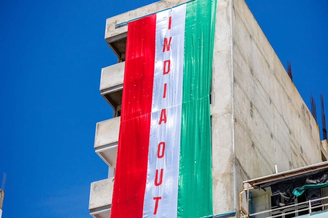 ޕީޕީއެމް އޮފީސް ބޭރުގައި ހަރުކުރި "އިންޑިއާ އައުޓް" ބެނާ ނަގަން ފުލުހުން އަންގައިފި