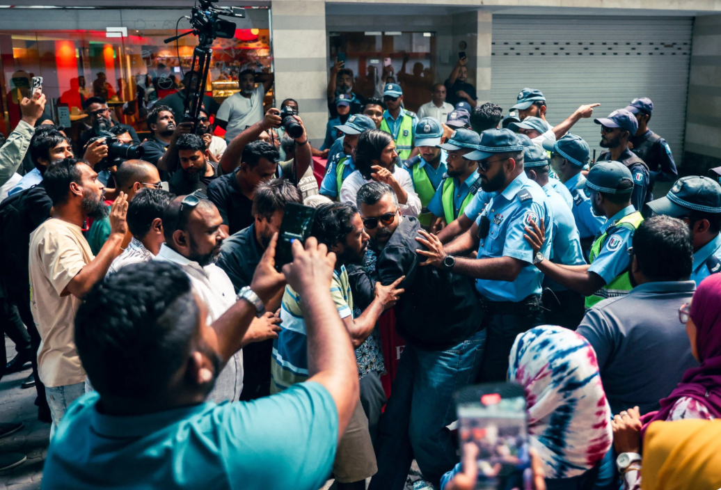 މަޖިލިސް ކައިރީގައި ބޭއްވި ނޫސްވެެރިންގެ އެއްވުމަކީ ގަވާއިދާ ޚިލާފު އެއްވުމެއް: ފުލުހުން