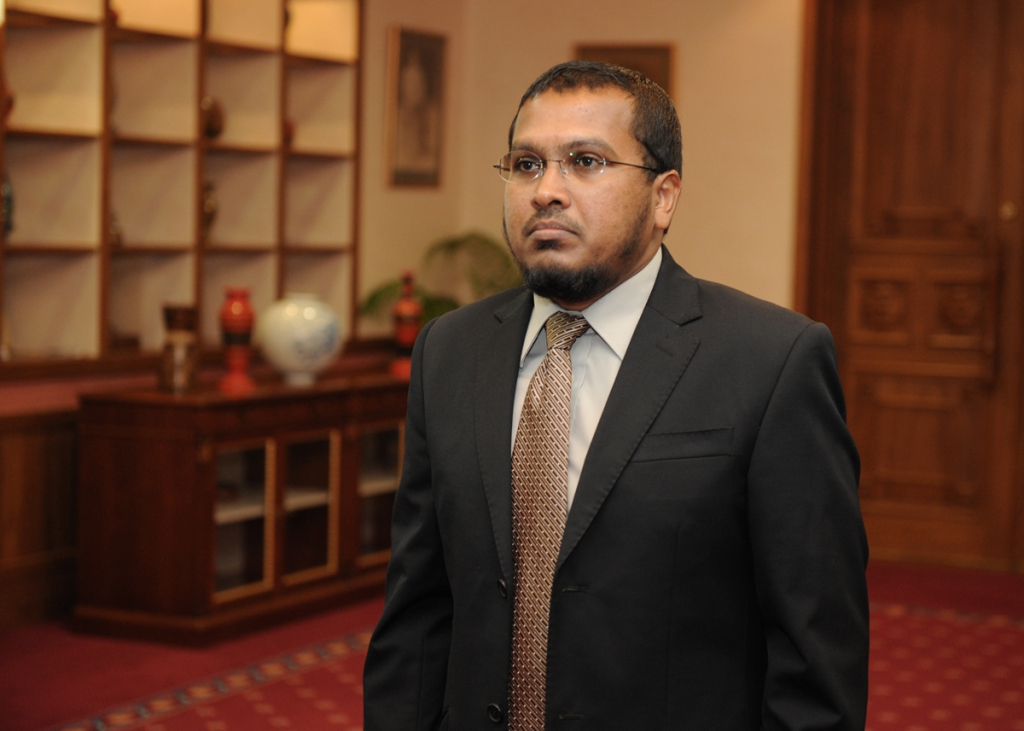 ކުރީގެ ފިނޭންސް މިނިސްޓަރު އިނާޒު ރައީސަށް ތާއިދު ކުރަން ނިންމައިފި