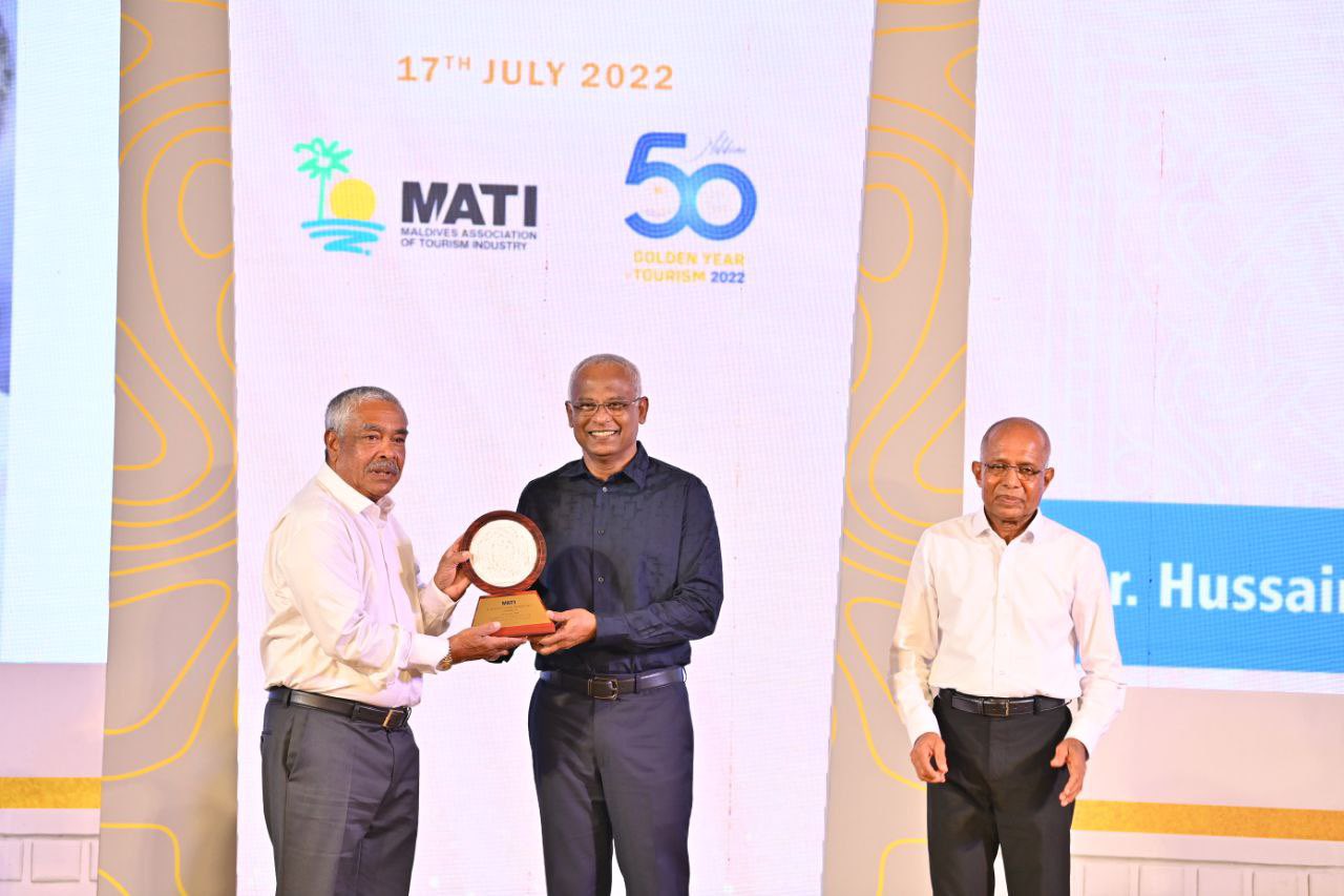 ކުރީގެ ރައީސުން ހިމެނޭހެން 50 ފަރާތަކަށް މަޓީގެ އެވޯޑް