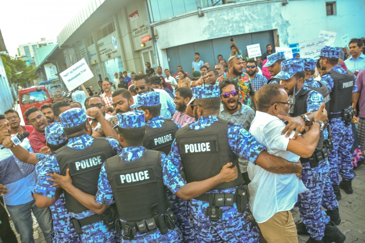 އިދިކޮޅު ކޯލިޝަނުން ކްރިމިނަލް ކޯޓު ސަރަޙައްދުގައި މުޒާހަރާ ކޮށްފި