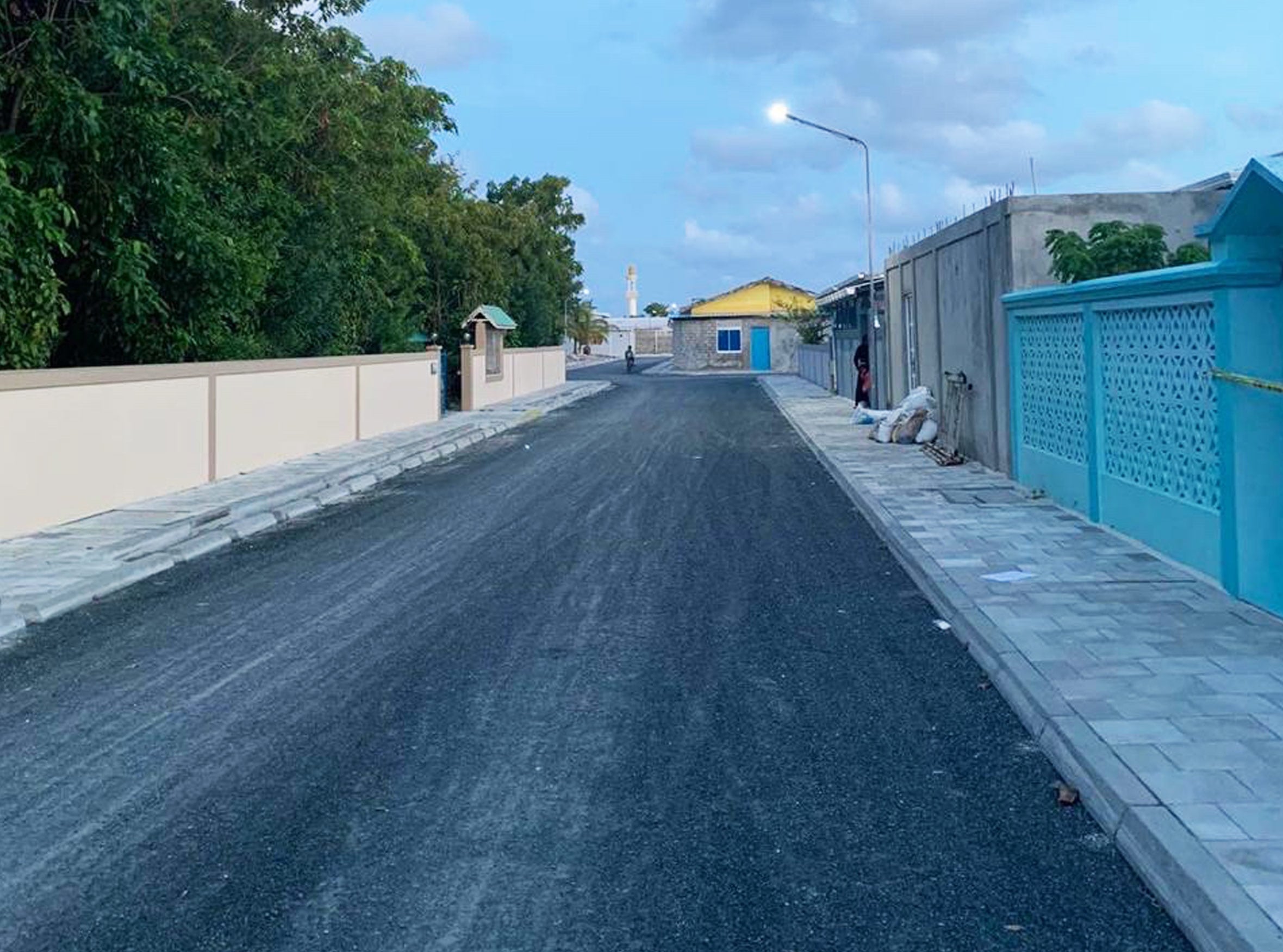 ރ. ދުވާފަރުގެ ބޮޑެތި މަގުތައް ޒަމާނީ ފެންވަރަށް ހެދުމުގެ މަސައްކަތް ބާރަށް ކުރިއަށް