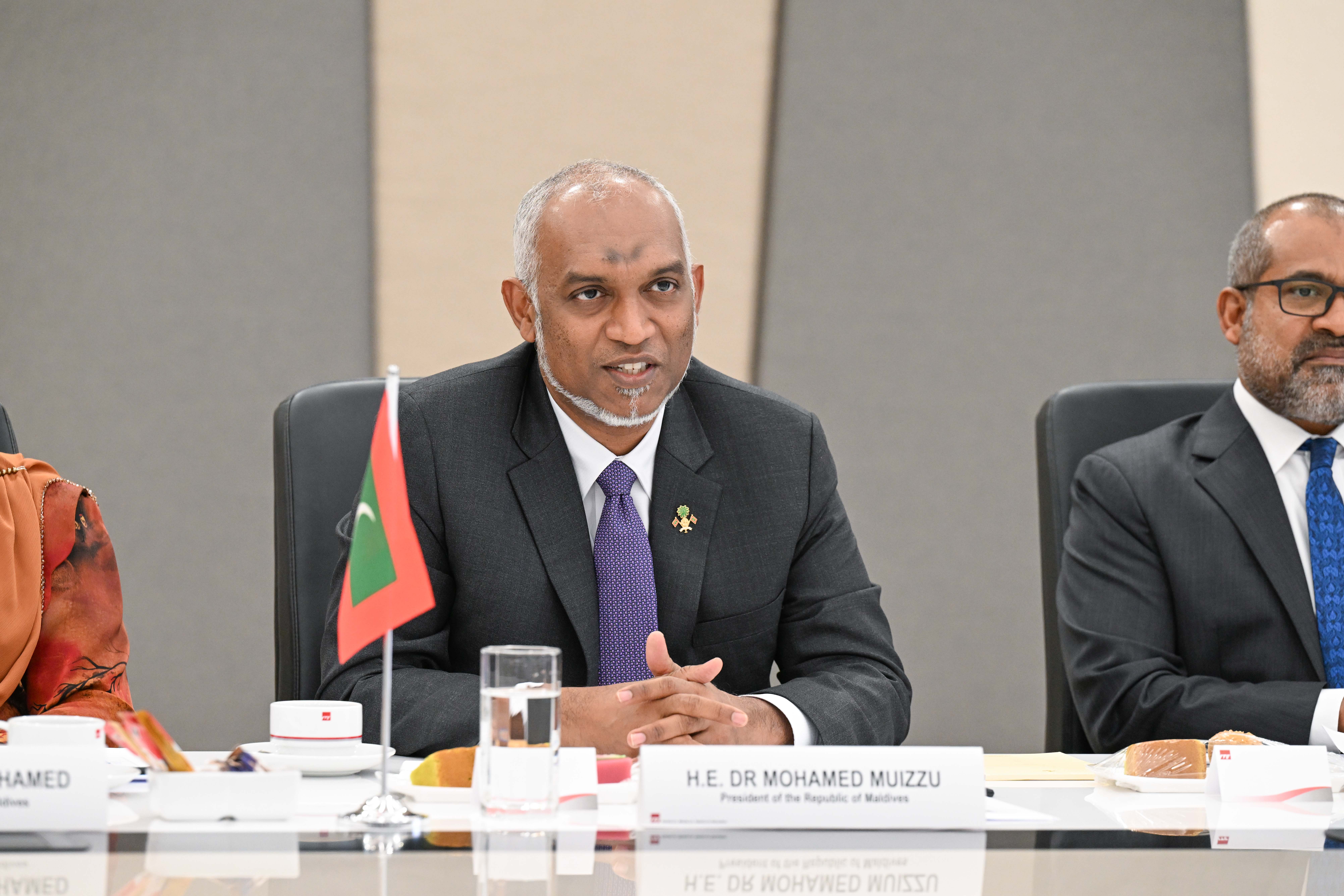 ސިންގަޕޫރަށް ކުރެއްވި ފުރަމާނަ ދަތުރުފުޅަށްފަހު ރައީސްގެ ދެކަނބަލުން މާލެ ވަޑައިގެންފި