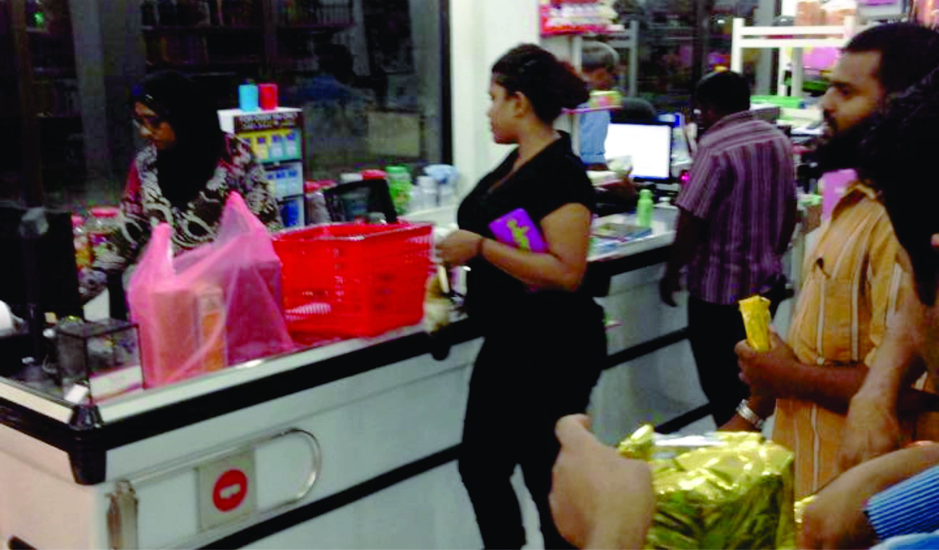 ތަކެތީގެ އަގު އަތްނުފޯރާފަށަށް؛ ލިބޭ މުސާރަޔާ ނުބައްދަލު!