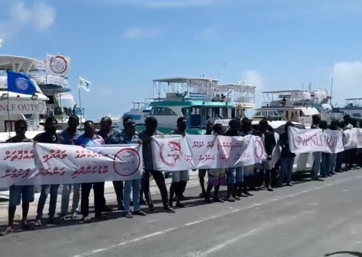 ފައިސާ ނުލިބޭތީ މަސްވެރިން އިހުތިޖާޖު ކުރަން ފަށައިފި