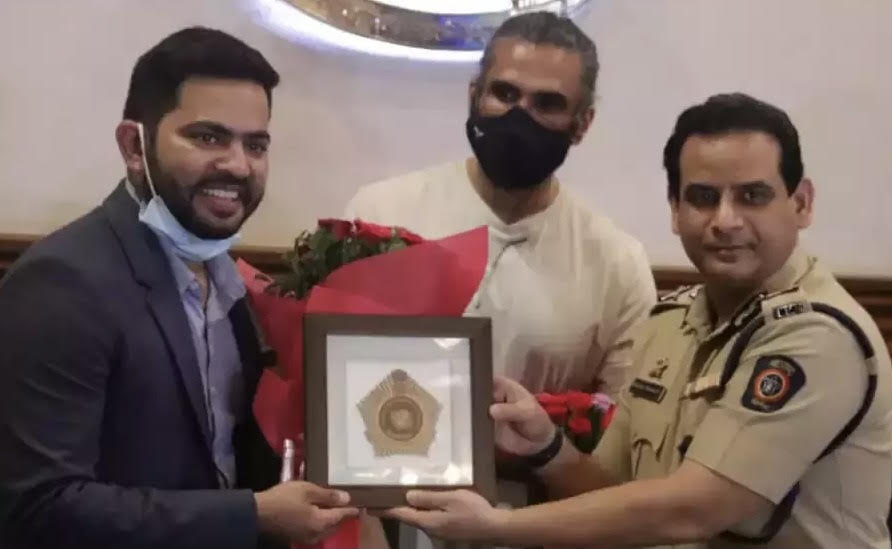 އިންޑިއާގެ ޕޮލިސް ސްޓޭޝަންތަކަށް ސުނިލް ޝެޓީ 800 އެއަރ ޕިއުރިފަޔަރ ހަދިޔާކޮށްފި