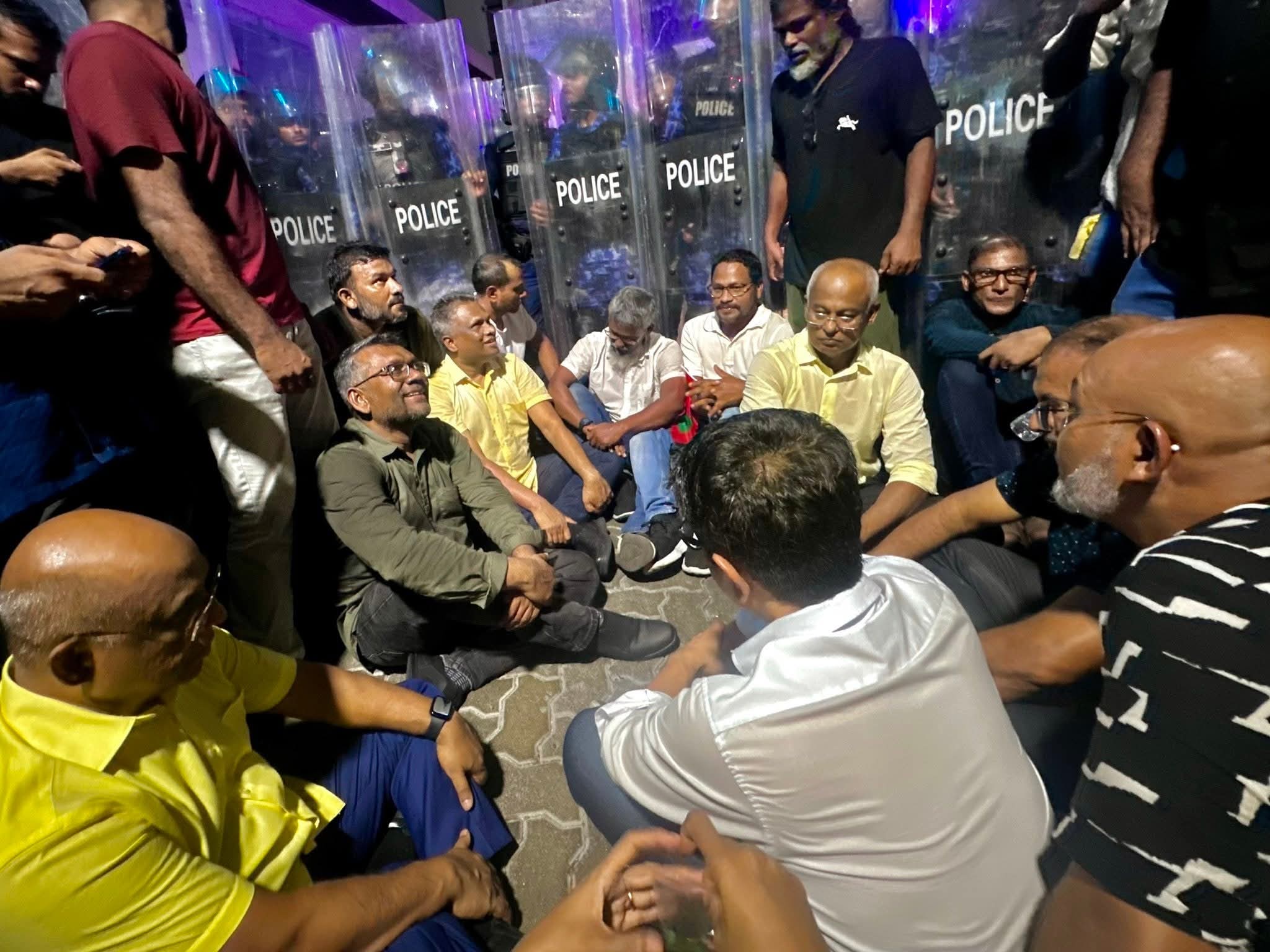 އެމްޑީޕީގެ މުޒާހަރާ ހުއްޓުވީ ގަވާއިދުގައި ހުއްދަ ބާރުތައް ބޭނުންކޮށްގެން: ފުލުހުން