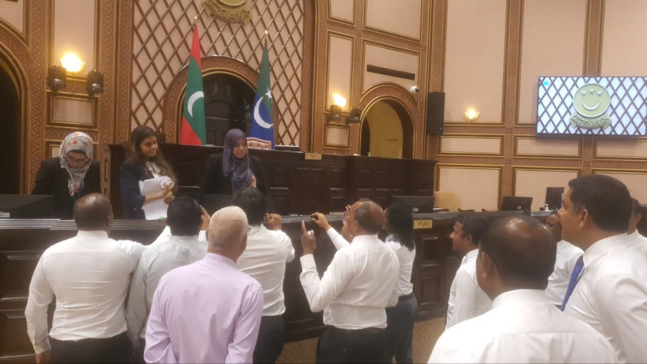 ޓެކްސް ބިލަށް ވޯޓަށްނާހައި މަޖިލީސް ނިންމާލުމުން މެންބަރުން އިހުތިޖާޖުކޮށްފި