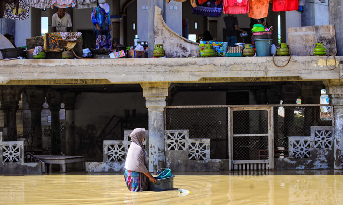 އިންޑޮނޭޝިއާގައި ބޯކޮށް ވާރޭވެހި ފެންބޮޑުވުމުގެ ކާރިސާގައި ތިންމީހަކު މަރުވެއްޖެ