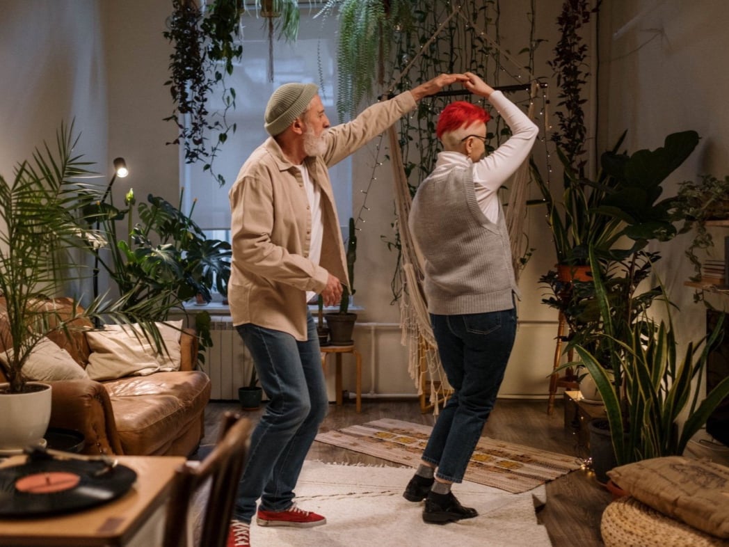 އުމުރުން 101 އަހަރުގެ ޑޮކްޓަރެއްގެ އުފާވެރި ދިރިއުޅުމުގެ ސިއްރު