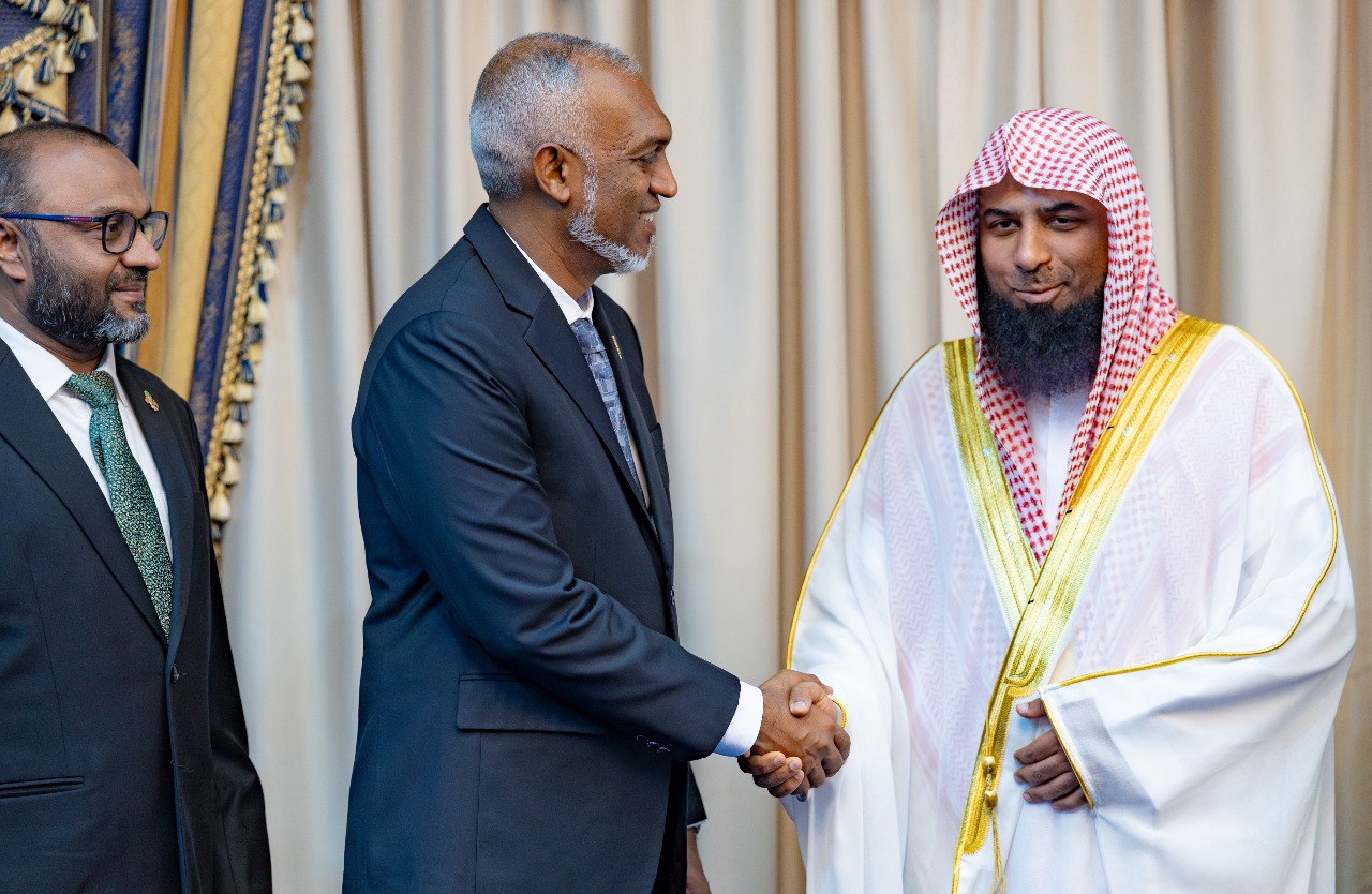 މަސްޖިދުން ނަބަވީގެ އިމާމު ރައީސް މުއިއްޒުގެ އަރިހަށް އިހުތިރާމުގެ ޒިޔާރަތެއް ކުރައްވައިފި