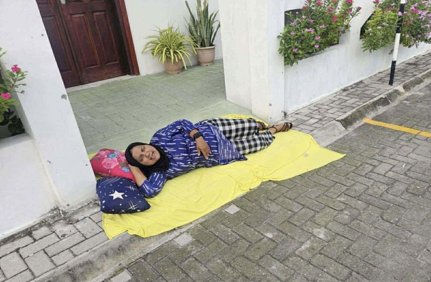 ރޯހައުސް ލިސްޓުން އުނި ކުރުމުން އަންހެނަކު ވިލިނގިލީ ކައުންސިލް ކުރިމަތީ އިޙްތިޖާޖުގައި