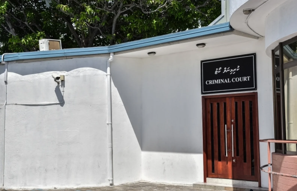 ވަޅިން ބިރު ދައްކައިގެން ފައިސާތަކެއް ފޭރުނު މީހަކު 10 މަހަށް ޖަލަށް