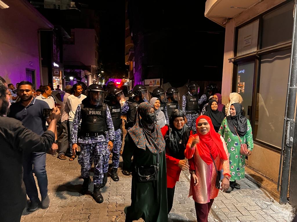 އިދިކޮޅު މުޒާހަރާގެ ބައިވެރިންގެ އަމަލުތައް ހުރީ އާންމުންނަށް އުނދަގޫވާ ގޮތަށް: އެޗްއާރުސީއެމް
