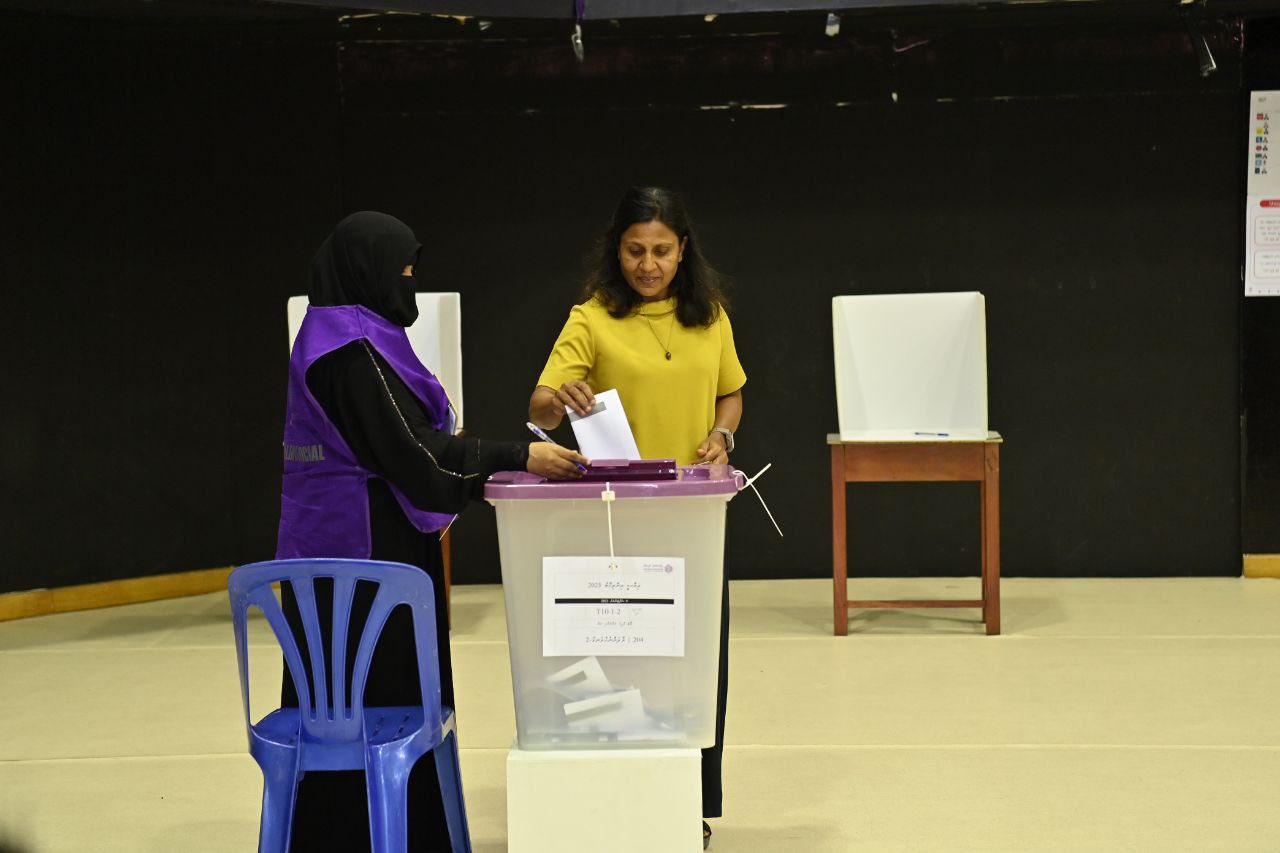 ފަސްޓް ލޭޑީ ފަޒުނާ ވޯޓް ލައްވައިފި