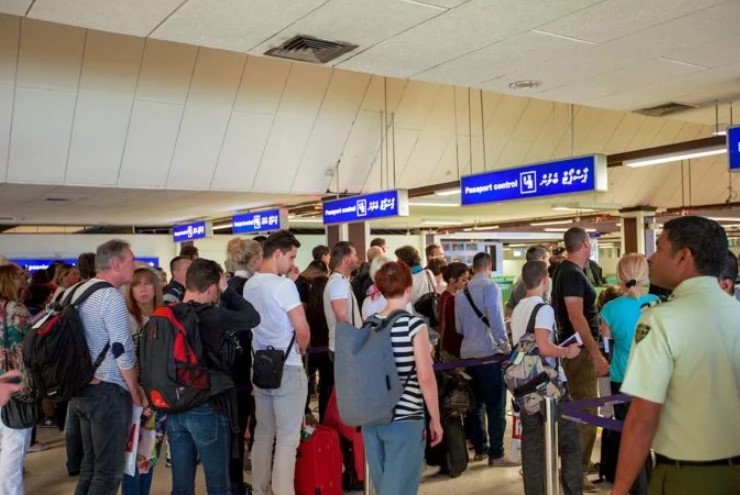 އެއާޕޯޓުގައި މަކުނު ވިދުރިއަށް ސްކްރީން ކުރެވޭ ގޮތް ހަދަނީ