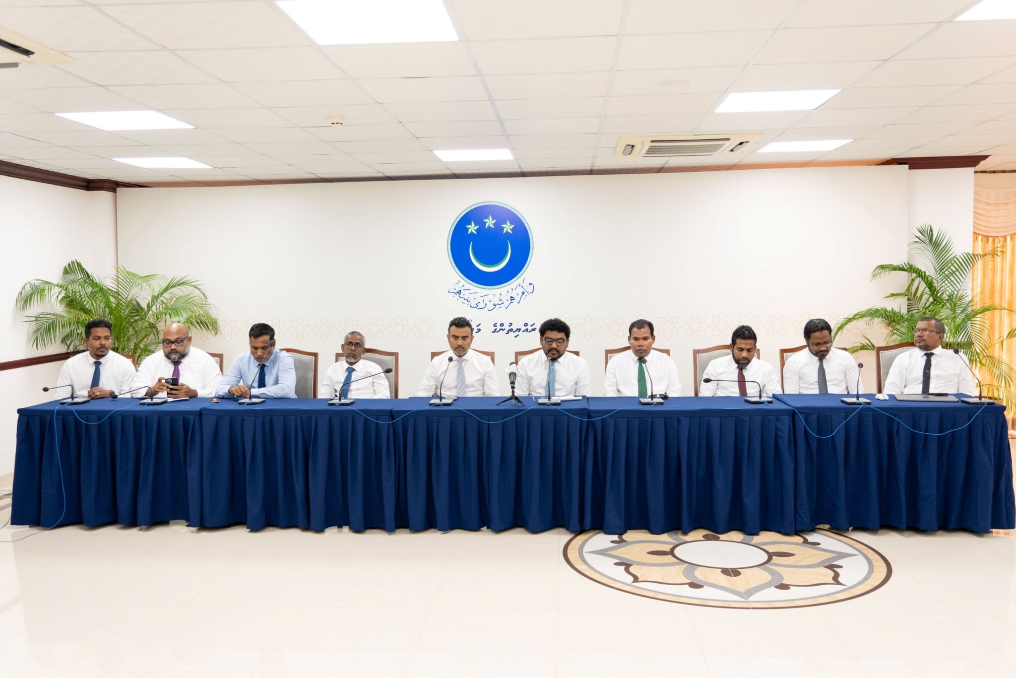 ޑޮލަރު މައްސަލައާ ގުޅިގެން ގަވަރުނަރާ މަޝްވަރާކުރަން އެމްޑީޕީއިން އެދިއްޖެ