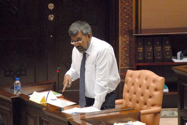 ބަރުލަމާނީ ނިޒާމު ގެންނަންޏާ މުޅި ޤާނޫނު އަސާސީ ޖެހެނީ އަލުން ލިޔަން: އިބްރާ