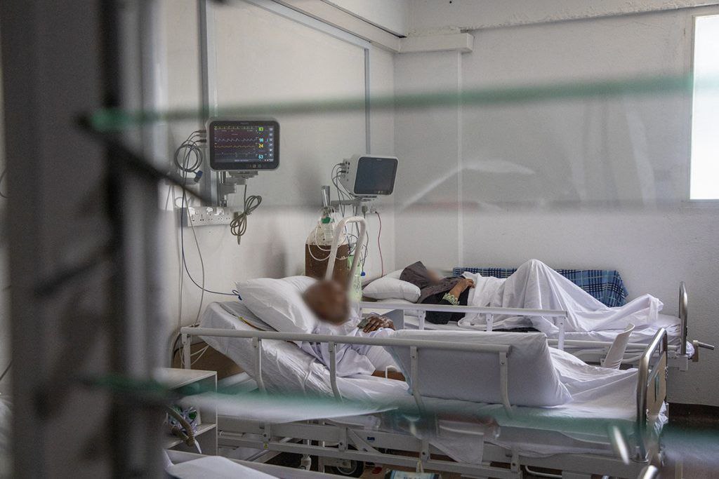 މުސްކުޅިވީ ދުވަހު މައިންބަފައިން ފެސިލިޓީގައި އެކަނި މަރުވާން ދޫކޮށްލާފައި ދަރިން އަރާމުގައި ނިދާފައި!