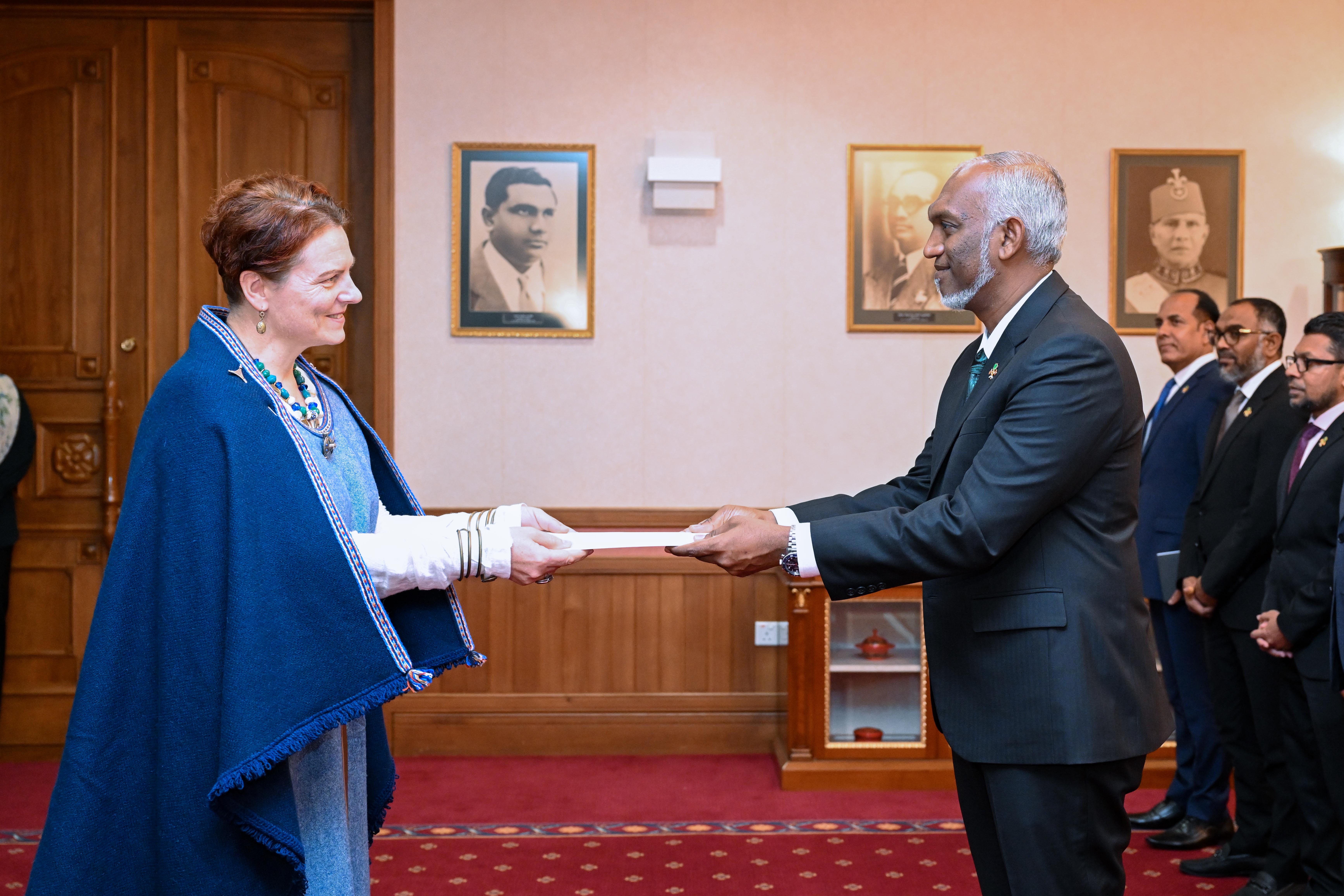 7 ގައުމެއްގެ ސަފީރުން ސަފީރު ކަމުގެ ފަތްކޮޅު އަރުވައިފި