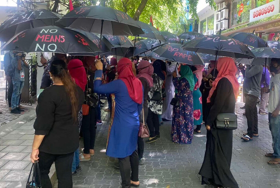 މަޑުއްވަރީ ރޭޕްކޭސްއާ ގުޅިގެން އިދިކޮޅުން ޖެންޑަރ މިނިސްޓްރީ ކައިރީގައި މުޒާހަރާ ކުރަނީ
