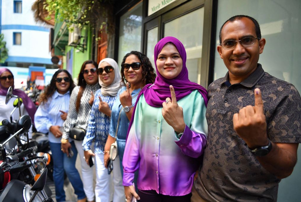 އީސީގެ ނިންމުން ބަދަލުކޮށް، ހުތުރު ފޮޓޯތަކަކުން ދިވެހިން ސަލާމަތްކޮށްފި