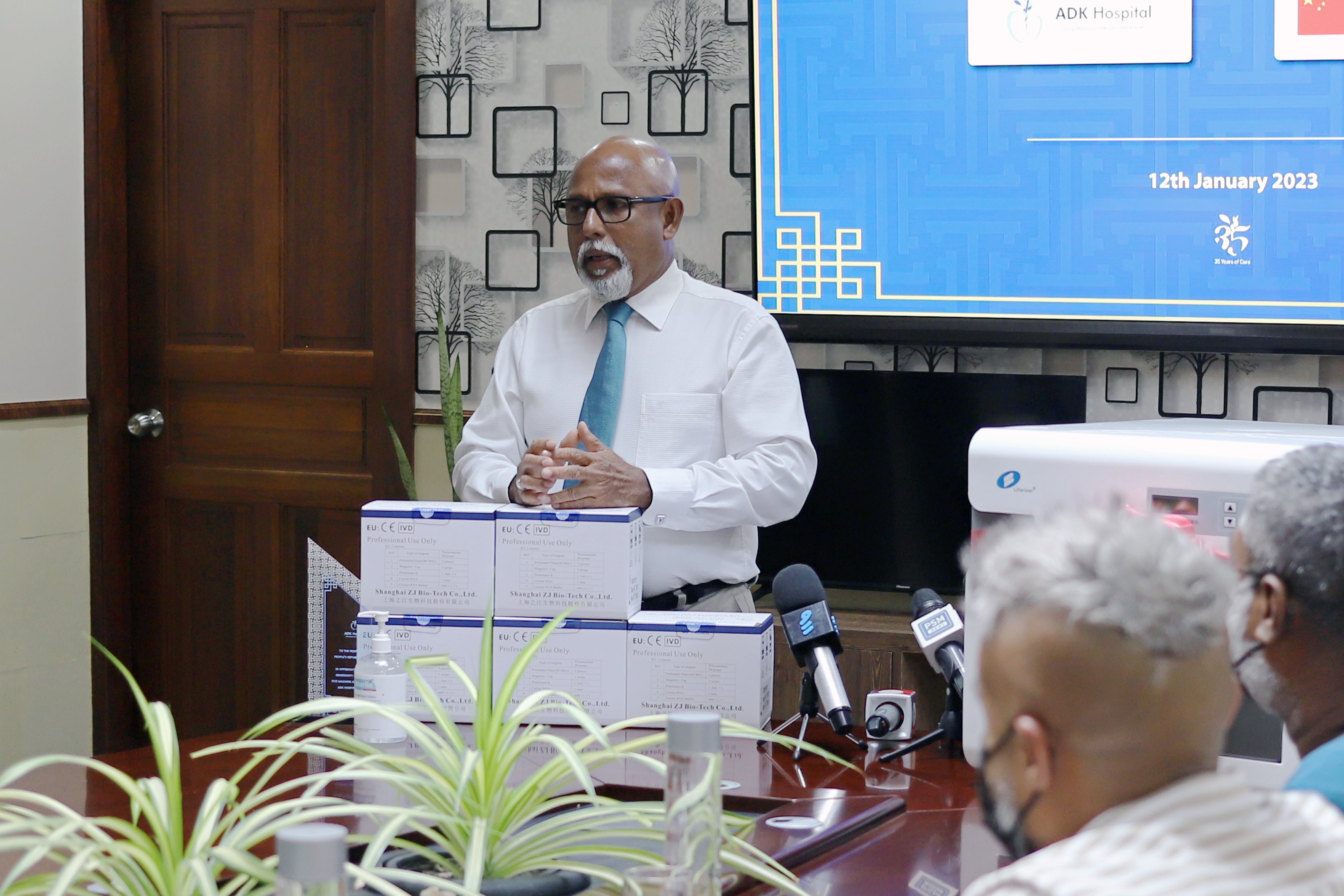 ޕީސީއާރު މެޝިނަކާއި ޓެސްޓް ކިޓްތަކެއް ޗައިނާއިން އޭޑީކޭއަށް ހަދިޔާކޮށްފި