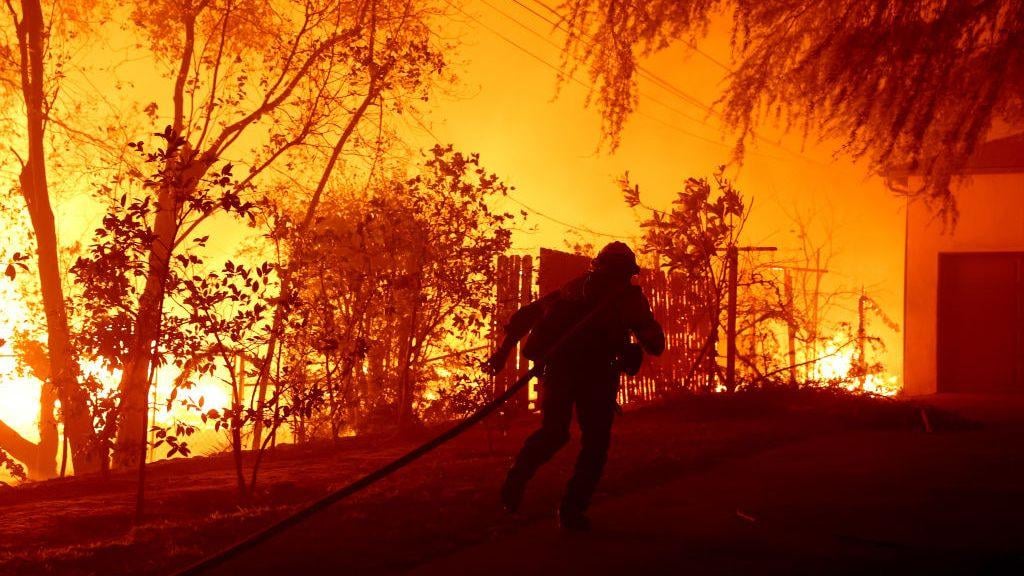 އަލިފާން ކޮންޓްރޯލް ނުވުމުން ލައްކައަކަށްވުރެ ގިނަ މީހުން ރައްކާތެރި ސަރަހައްދުތަކަށް ބަދަލުކޮށްފި