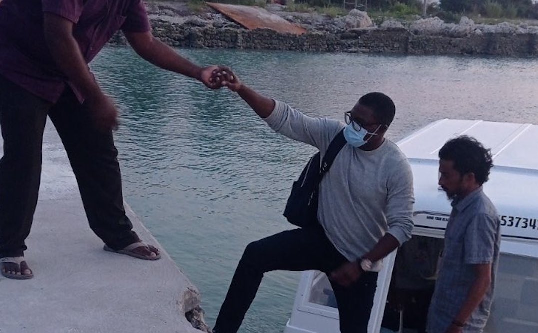 ރައްޔިތުން ނިކުމެ ސިއްޙީ މަރުކަޒު ބަންދުކުރުމުން ކުޑަރިިކިއްޔަށް ޑޮކްޓަރެއް ފޮނުވައިފި