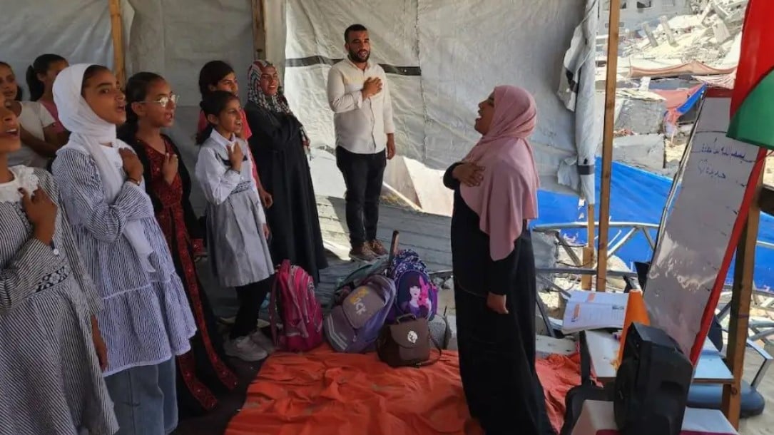 ސުންނާފަތިވެފައިވާ ޣައްޒާގައި ވެސް ހިތްވަރާއެކު ޓެންޓު ޖަަހައިގެން މި ޓީޗަރު ކިޔަވާ ދިނުމުގައި