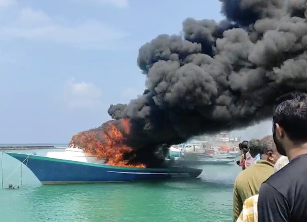 ށ. ފުނަދޫ ފަޅުތެރޭގައި އޮތް ދޯންޏެއްގައި އަލިފާން ރޯވެއްޖެ