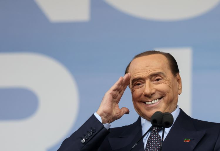 އިޓަލީގެ ކުރީގެ ބޮޑުވަޒީރު ބަރުލަސްކޯނީ އަވަހާރަވެއްޖެ