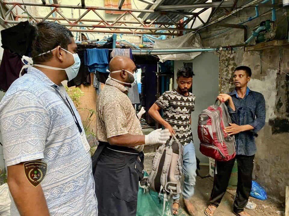 ކޯވިޑް-19: ބިދޭސީން މަގުމަތީގައި އުޅުން ހުއްޓުވުމަށް ހަރުކަށި ފިޔަވަޅުތައް އަޅަނީ