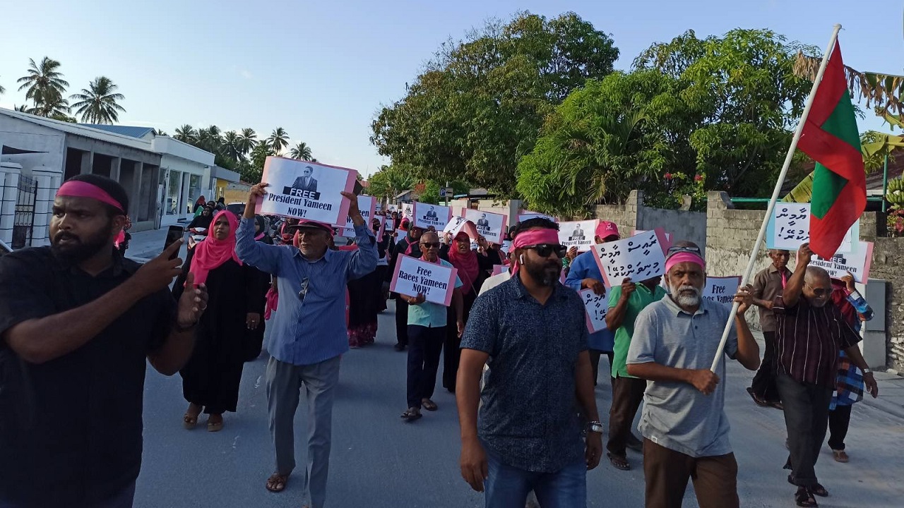 ރައީސް ޔާމީން މިނިވަން ކުރަން ގޮވާލާ އައްޑޫގައި މުޒާހަރާ ކޮށްފި