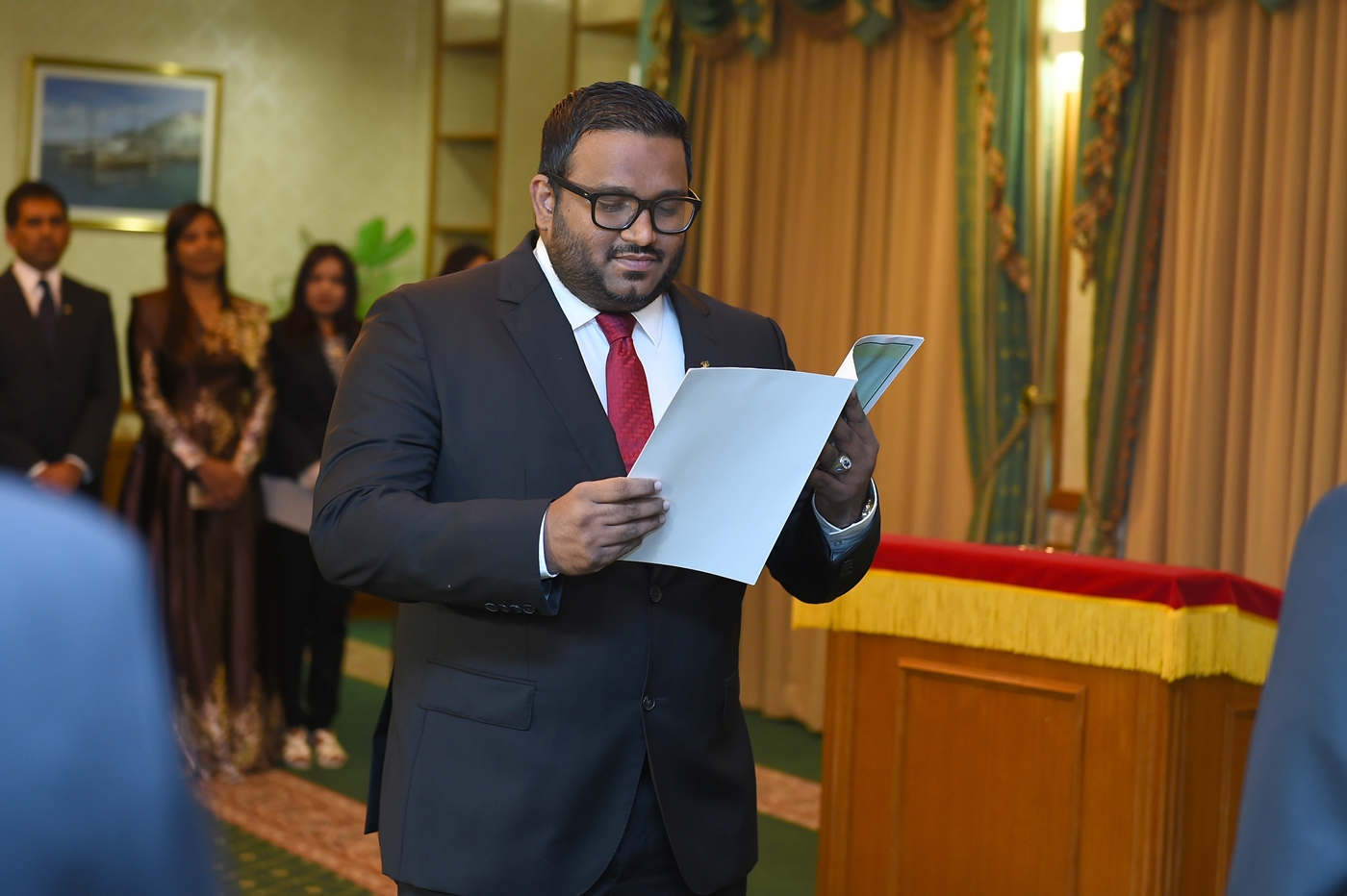 އަދީބަށް ހުއްދަދިނީ 10 ދުވަހަށް ސިންގަޕޫރަށް ދާން، މިރޭ ފުރާނެ