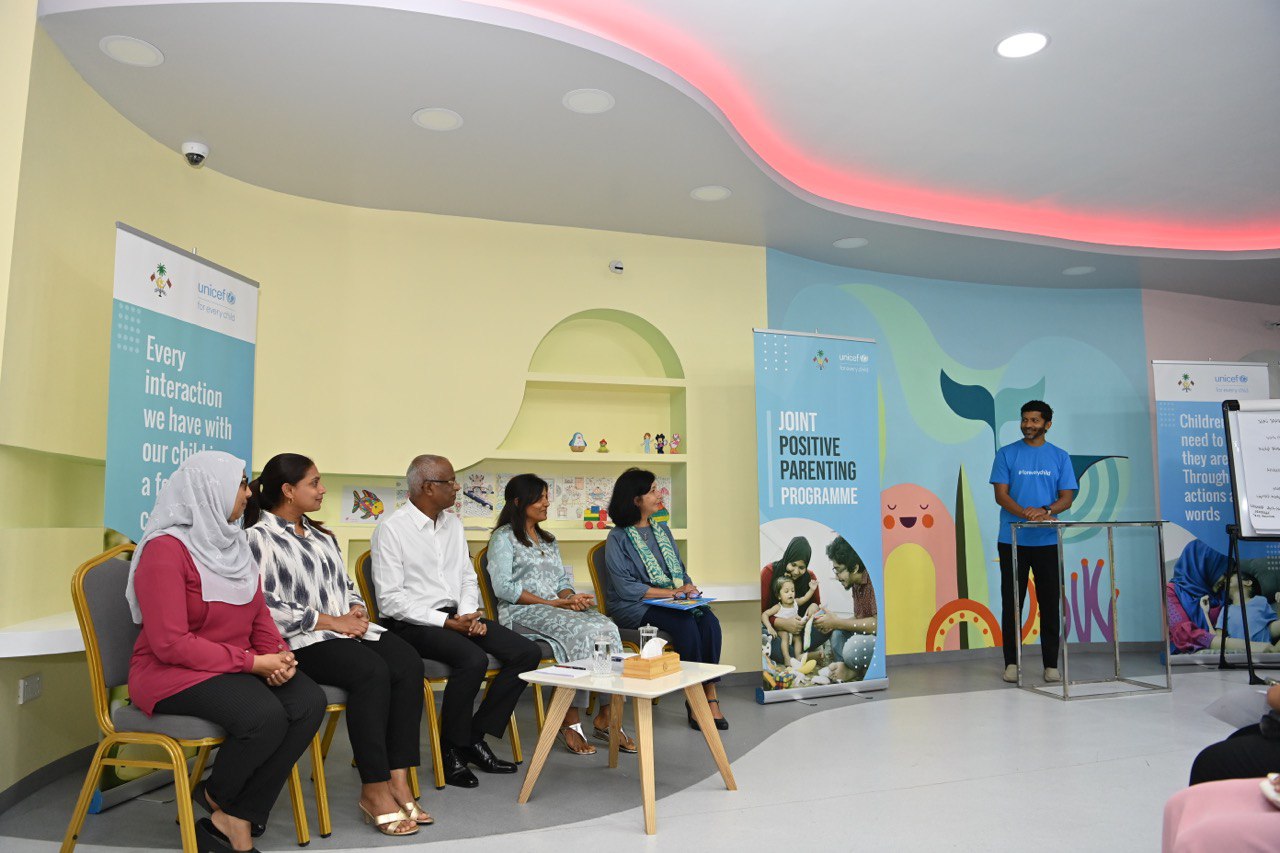 "ޕޮޒިޓިވް ޕޭރެންޓިންގ ޕްރޮގުރާމް" އިފްތިތާހީ ރަސްމިއްޔާތުގައި ރައީސްގެ ދެކަނބަލުން