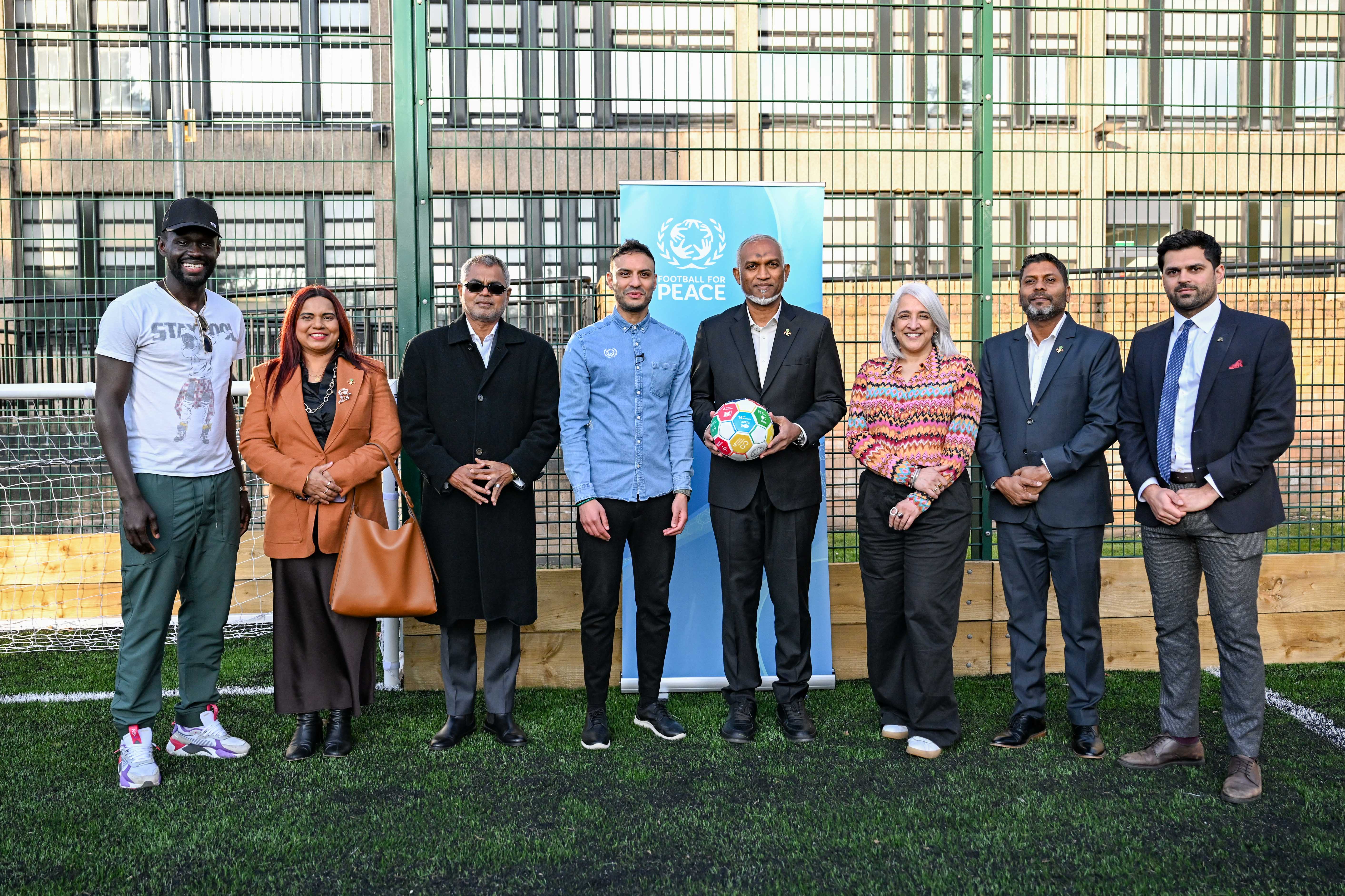 ފުޓްބޯލް ފޯ ޕީސްގެ އިސް އޮފިޝަލުންނާ ރައީސް މުއިއްޒު ބައްދަލުކުރައްވައިިފި