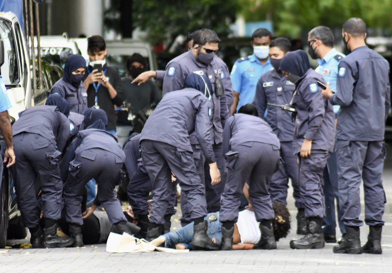 މަޖިލިސް ހޭލެއްވުމަށް ކަމަށްބުނެ މަޖިލިސް ކައިރީގައި ބަޔަކު މުޒާހަރާކޮށްފި