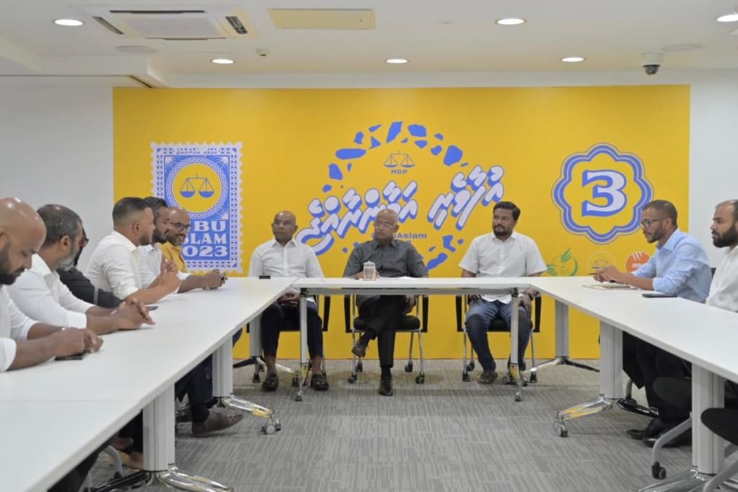 މޭޔަރާއެކު ކުޅުދުއްފުށީ ސިޓީ ކައުންސިލް މެމްބަރުން ޑިމޮކްރެޓްސް ދޫކޮށް އެމްޑީޕީއަށް!