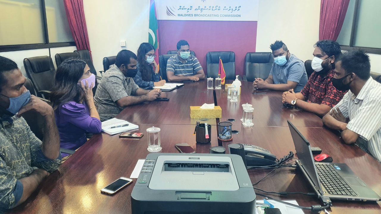 މުޒާހަރާއެއްގެ ތެރެއިން ނޫސްވެރިއަކަށް އަނިޔާވި މައްސަލަ ބްރޯޑްކޮމް އިން ބަލަނީ
